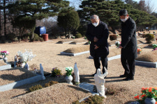 염수정 추기경·정순택 대주교, 고(故) 김수환·정진석 추기경 묘소 참배