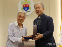 ‘사제 양성 후원금 10억 기부’ 김정옥 이사장에 감사패