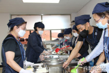 춘천교구 무료 급식소 ‘한삶밥집’ 운영 첫날