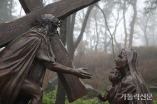[순례, 걷고 기도하고] (3) 제주 새미 은총의 동산  십자가의 길