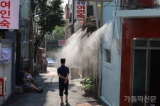 지지부진한 쪽방촌 재개발…올 여름도 길가에 나앉았다