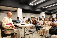 “이건 두 번째 레슨”…구요비 주교, 서울 홍제동본당 학생들에 신앙 전해