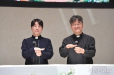[가톨릭신문이 만난 사람] 한국교회 농인 사제 박민서·김동준 신부