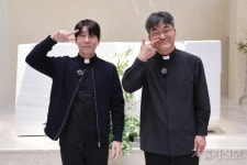 [가톨릭신문이 만난 사람] 한국교회 농인 사제 박민서·김동준 신부
