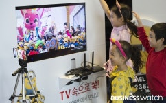  [포토]어린이가 TV화면 속으로…TV쏙 올레tv 