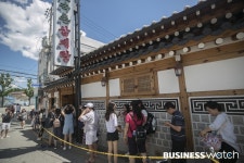  [포토]푹푹찌는 말복 더위...삼계탕 식당 문전성시 