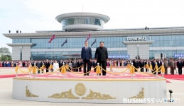  [포토]순안공항 포옹 평양 남북정상회담 개막 