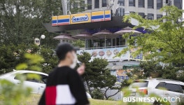  금싸라기 한강 편의점, GS25·이마트24가 품었다 
