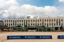  100년의 시간이 숨 쉬는 동네 북촌 