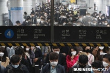 [포토]마스크 없이 혼잡 지하철 못탄다