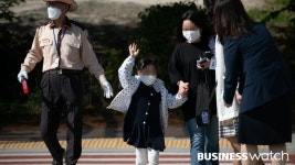 [포토]설레는 첫 등교…기대반 걱정반