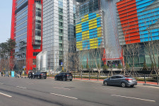 [포토]더현대 서울, 주말 2부제 시행…교통 정체 줄었네