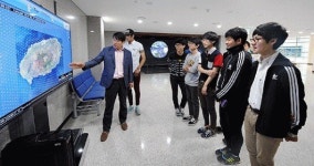 국립기상연구소 견학하는 학생들