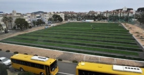 학교 인조잔디운동장 천연잔디로 전환 필요
