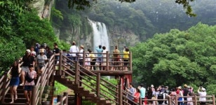 시원스럽게 쏟아지는 엉또폭포