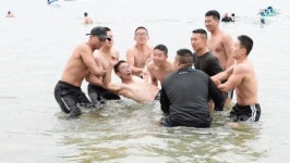 새해 소망 기원 펭귄 수영대회 열려