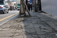중문 천제연로 보도 곳곳 울퉁불퉁
