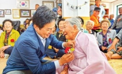 어르신 가슴에 카네이션 꽃을