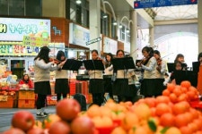 제주 고교생들 서귀포 매일올레시장서 사랑의 선율