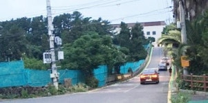 인도 없는 통학로 차-보행자 위험천만