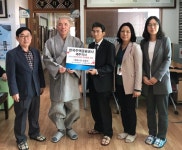 금융관계 기관이 복지관에 백만원 상당의 상품권 증정