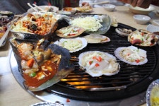 겨울바다의 성지, 을왕리에서 즐기는 회와 탕·구이 맛집 ‘와라와라조개구이’
