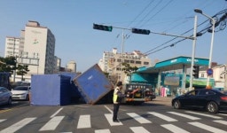 제주 사라봉오거리에 컨테이너 떨어져 통제