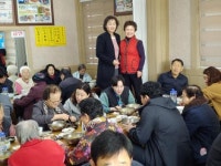 식당주인이 동네 복지관이용 노인들에게 따뜻한 점심제공으로 훈훈