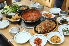 제주도 성산일출봉과 섭지코지 근처 맛집으로 소문난 전통 갈치조림 맛집 ‘기똥차네’ 인기