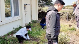 고산초 전 교직원 함께 무궁화 식재