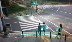보행자 교통사고 잦은 곳에 바닥신호등