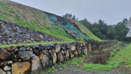 김만일기념관 외벽 장맛비에 와르르
