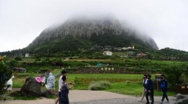 구름에 가려진 산방산