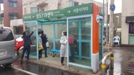 삼도2동주민자치위, 코로나19 예방 버스승차대 등 방역