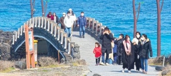 함덕해안산책로 찾은 관광객들