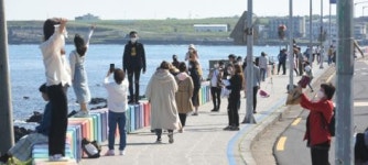 제주 봄바다 배경으로 찰칵