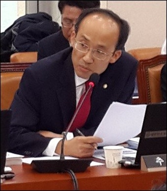 추경호, 유일호 부총리와 공수 맞바꿔 가계대출 강력경고