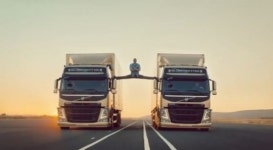 장 끌로드 반담 “트럭 사이에서 ‘다리 찢기’ 신공”