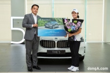 도이치모터스, 홀인원 부상 ‘뉴 5시리즈’ 전달