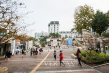 [포토] 활기차게 교문 들어서는 숙명여대 학생들