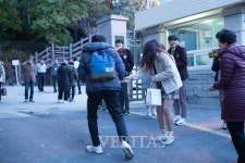 [포토] 2017 수능, 후배들의 응원 받으며 수험장으로