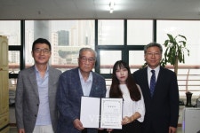 조양실업 전해수 회장, 동아대생에 장학금 전달