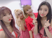 걸그룹 헤이걸스, 상큼+러블리 매력 터지는 대기실 인증샷 공개! 