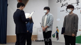 제주동중학교 출신 4명, 제주인재육성장학생 장학증서를 받다