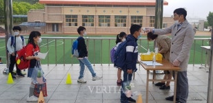 전남 신안교육지원청, 지도읍에서 3차 등교수업 학생 맞이