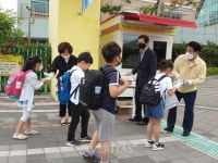 광주 지한초, 3~4학년 등교 축하 손소독제 배부