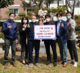 창원대 교수회 의장단 진해 희망의집에 장학금과 도서 기부