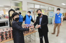 군산대 학생생활관-라이프드림 학업 격려 위해 관생에게 군산짬뽕 컵라면 1000개 증정