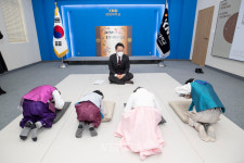 강원대 어린이집 원생들 김헌영 총장에 세배 인사