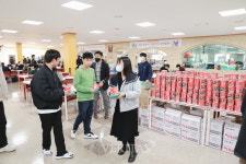 (주)라이프드림 국립군산대 학생생활관 관생 위한 먹거리 기부와 합격이라면 시식회